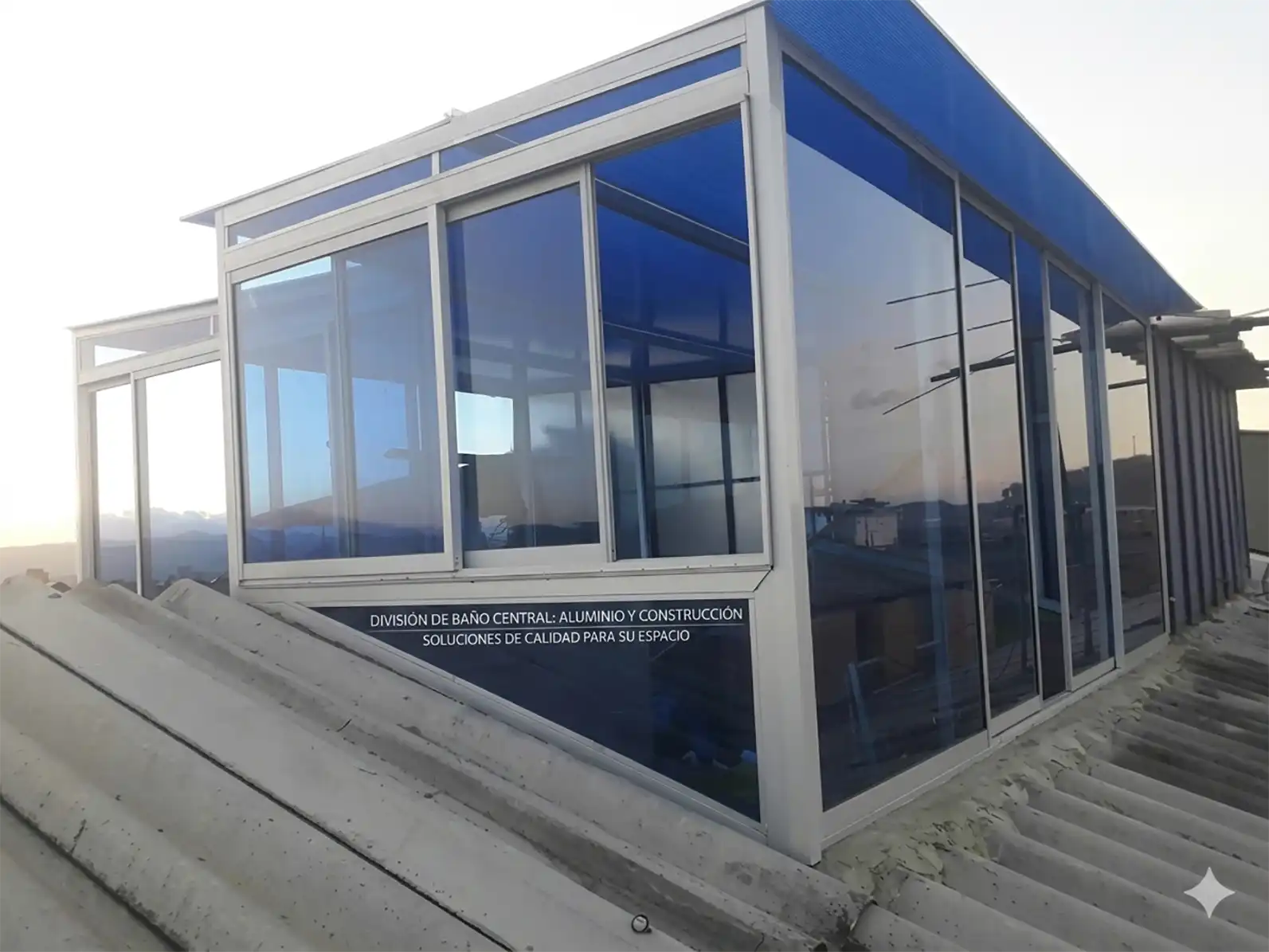 Cubierta en aluminio y policarbonato