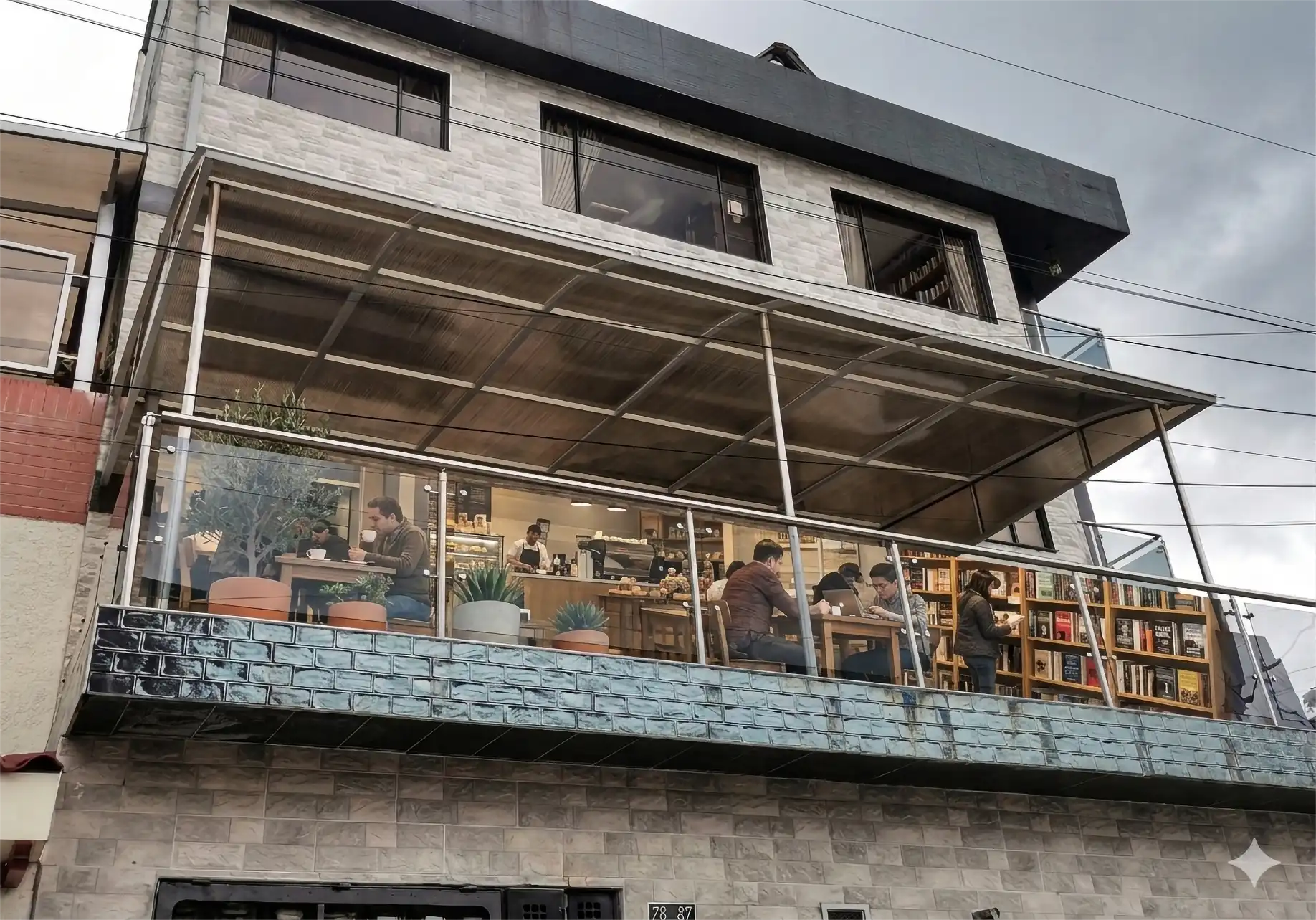 Fachada moderna central de aluminios